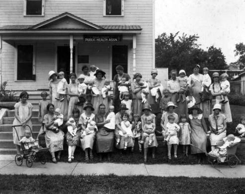 Black and white photo of historic Tulsa Public Health Association building and staff gathered in front.