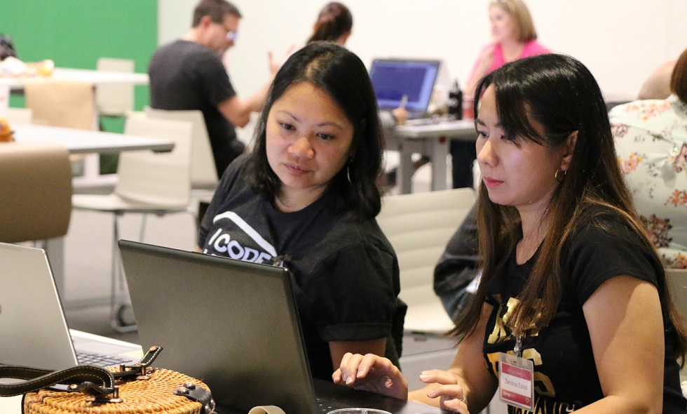 women attending and coaching at Django Girls workshop